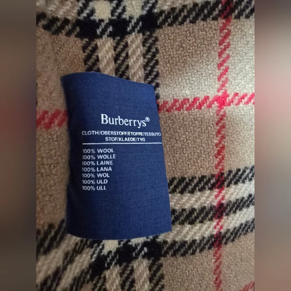 Burberry Beige Trench Coat with Classic Check Lining - Picture 16 of 17